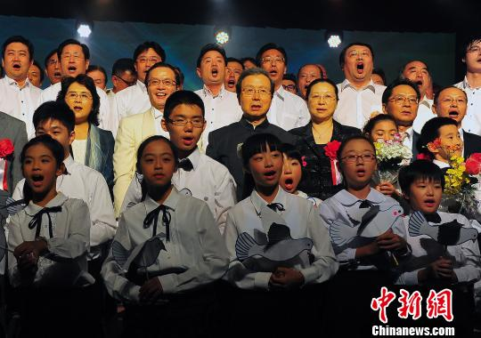 图为程永华大使登台与侨胞们一同唱起《歌唱祖国》。　王健 摄